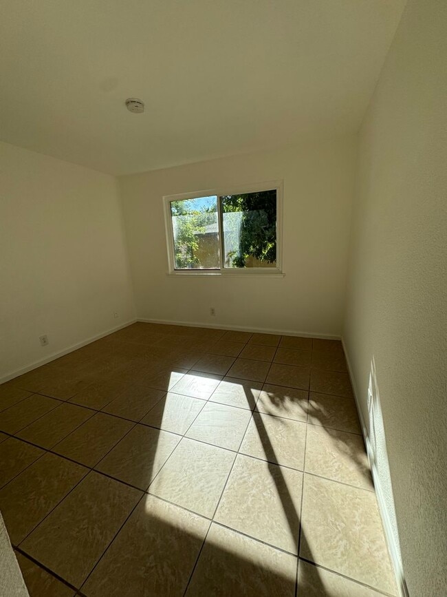 Building Photo - 2 Bedroom condo in Auburn! Walk to everyth...