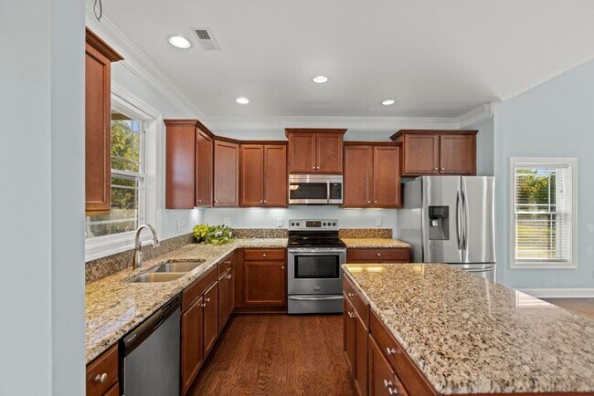 Building Photo - Minutes to the Beach! Conveniently located...