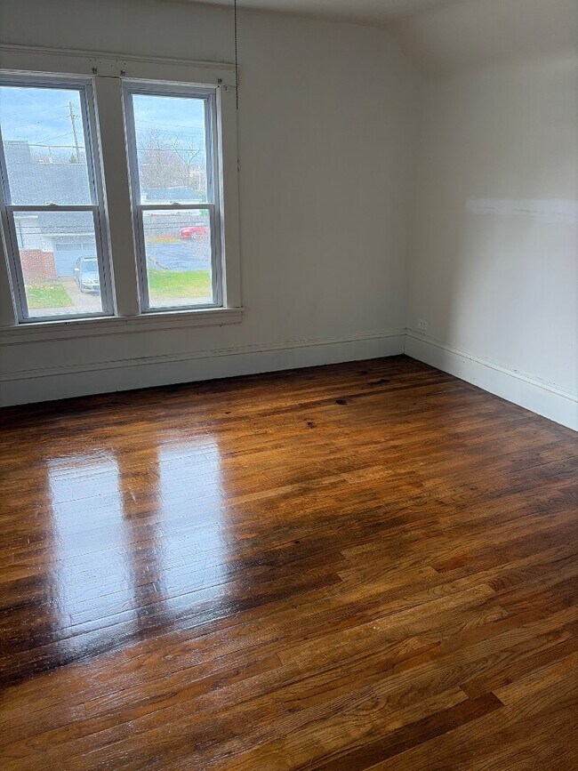 Building Photo - 1541 E 212th St