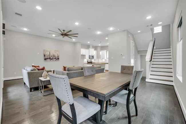 Building Photo - Stunning Like New Townhome Close to Med Center!