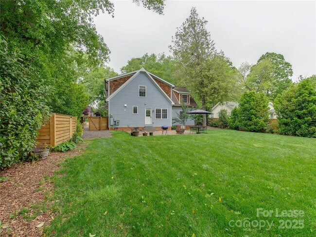 Building Photo - 823 Sedgefield Rd