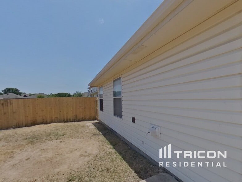 Building Photo - 14124 Cochise Dr