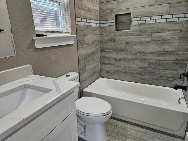 Building Photo - 305 Anderson St