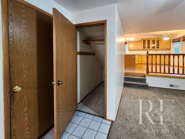 Building Photo - Spacious Silverdale Tri-Level with Hot Tub & Stylish Kitchen