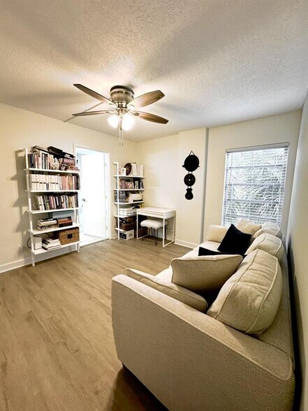 Building Photo - 2208 S Cypress Bend Dr