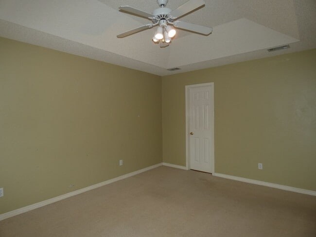 Building Photo - Spacious 3-Bedroom Home