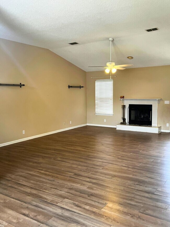 Building Photo - Charming 4/2 with fenced in yard