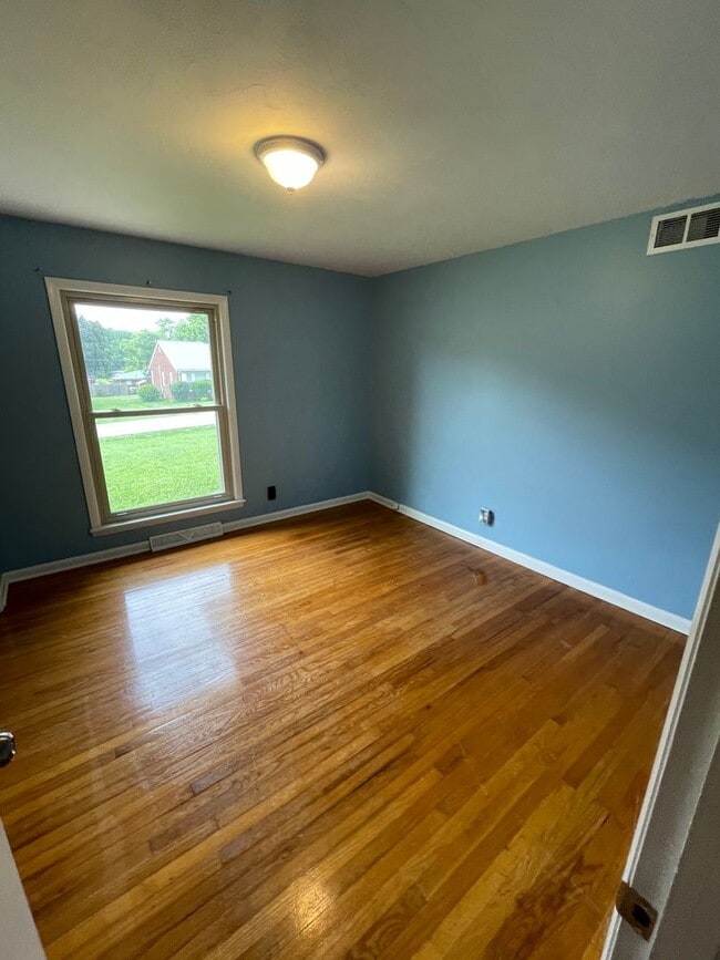 Building Photo - 3 Bed/2 Bath Home with 2 Car Garage