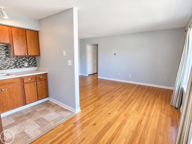 Building Photo - 4840 Briarwood Ave