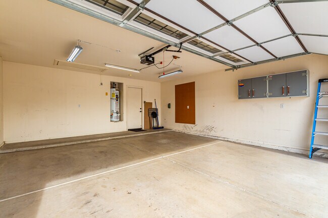 Building Photo - 9150 W Grovers Ave