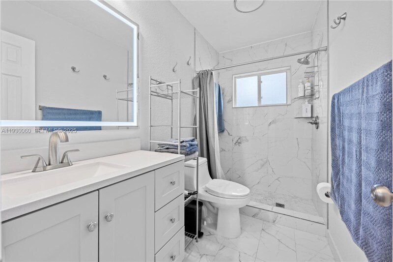 Building Photo - 1208 NE 5th Ave