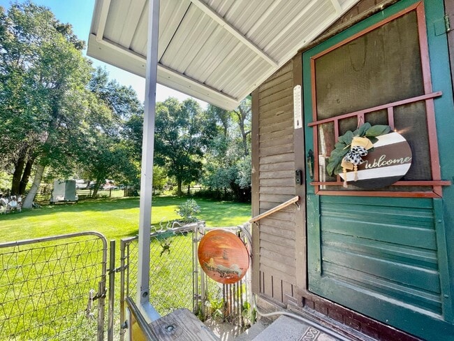 Building Photo - 223 Hemlock Dr