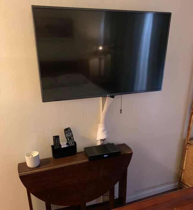 Smart TV, cable and wifi in the bedroom - 306 17th St
