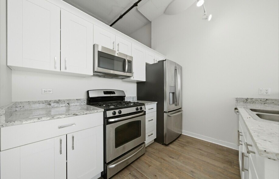 Building Photo - 1224 W Van Buren St