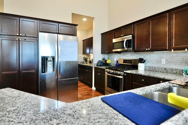 Building Photo - 4481 Bridgeview Ln