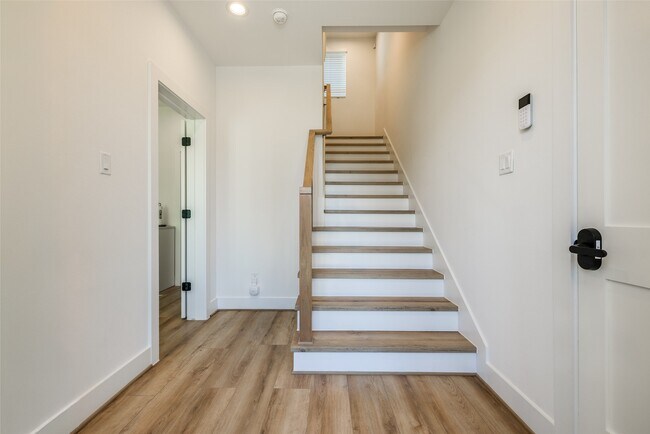 Building Photo - 412 N Nagle St