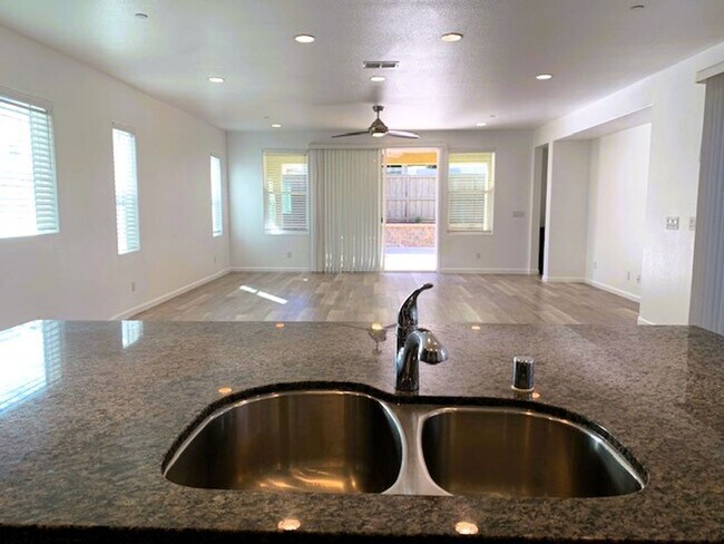 Building Photo - GORGEOUS 4 BED 3BATH HOME - DOWNSTAIRS BED...