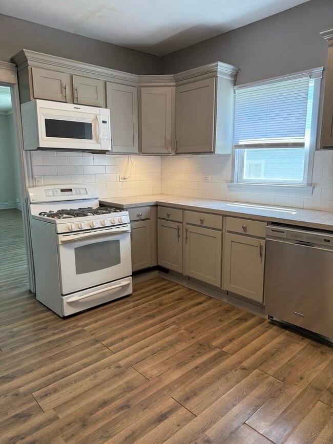Building Photo - 8540 Georgiana Ave