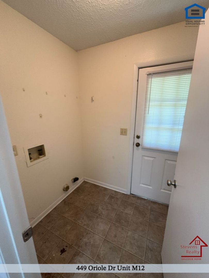 Building Photo - 449 Oriole Dr