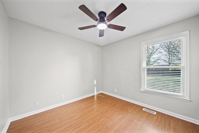 Building Photo - 3 Bedroom 1 1/2 Bath Renovated Home For Rent!