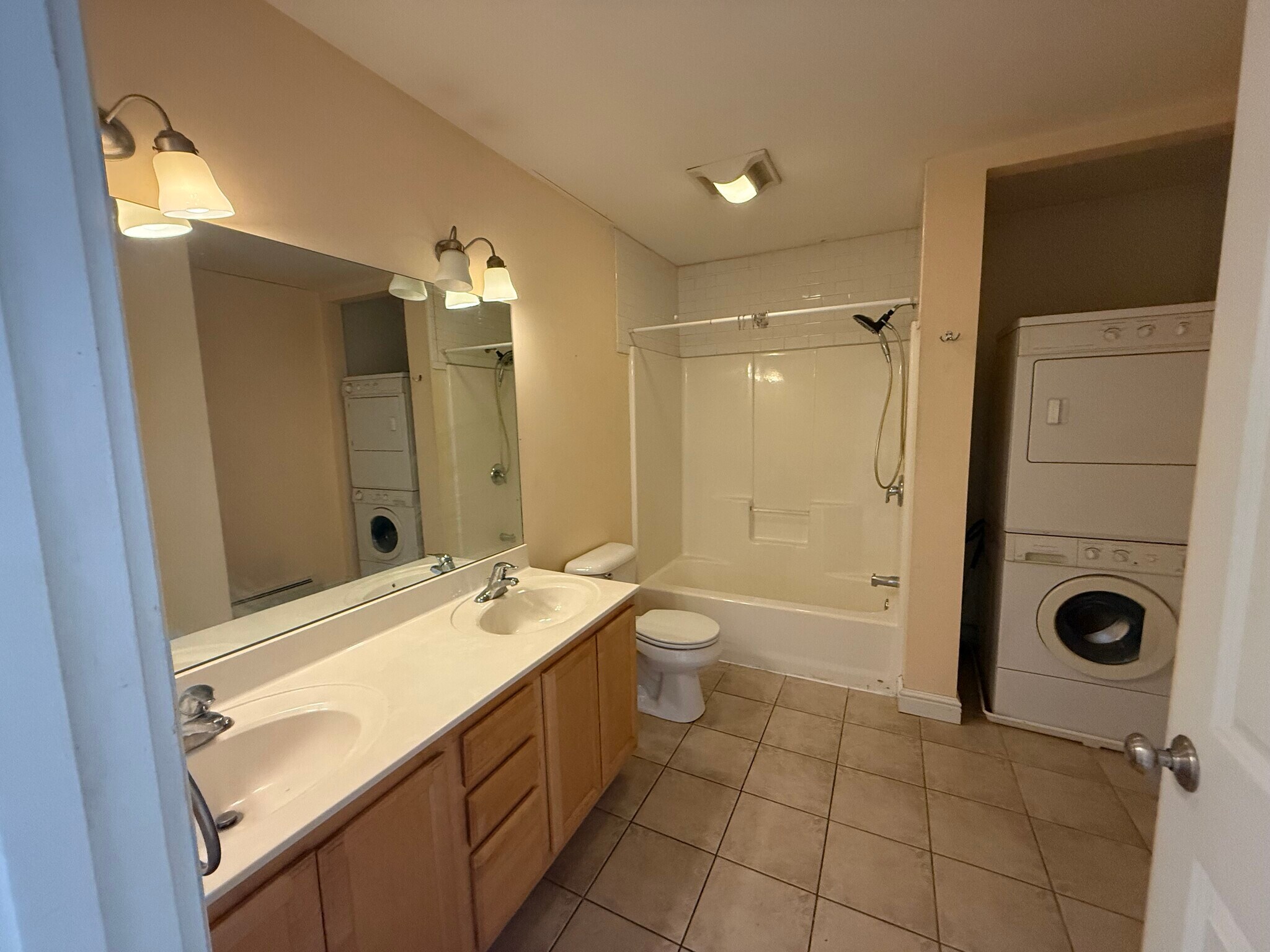 Building Photo - 11 Leclair St