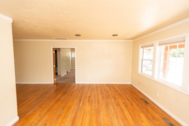 Building Photo - 307 N 3rd St