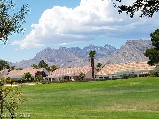 Building Photo - Fully Furnished single story 2 bed 2 bath ...