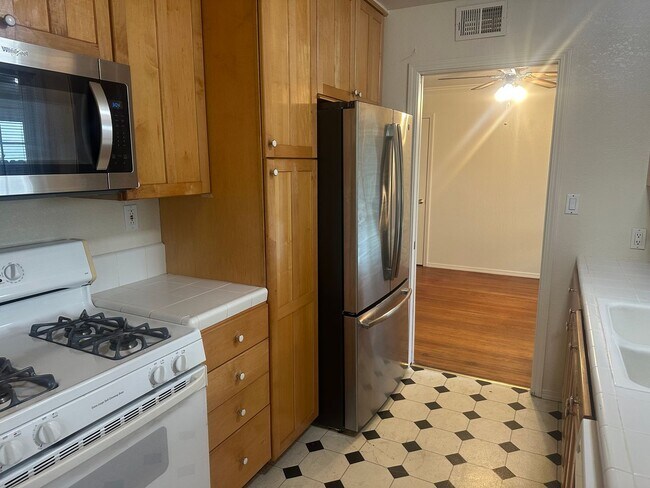 Building Photo - 3 Bedroom 2 Bathroom Home with Yard