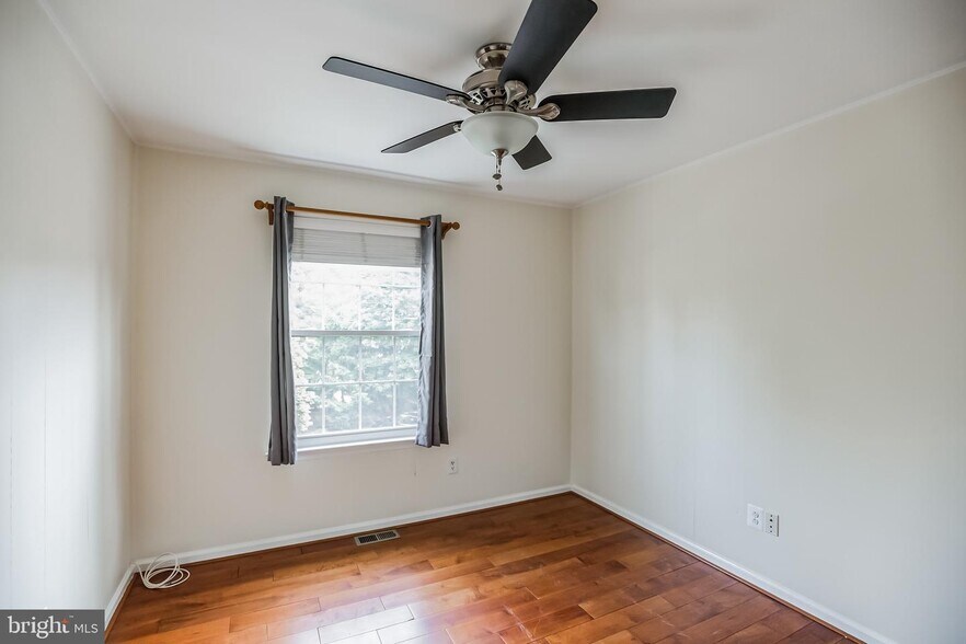 Building Photo - 127 Kings Croft