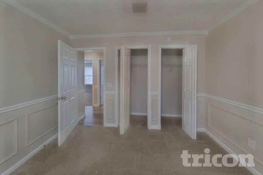 Building Photo - 4324 Queensway Dr
