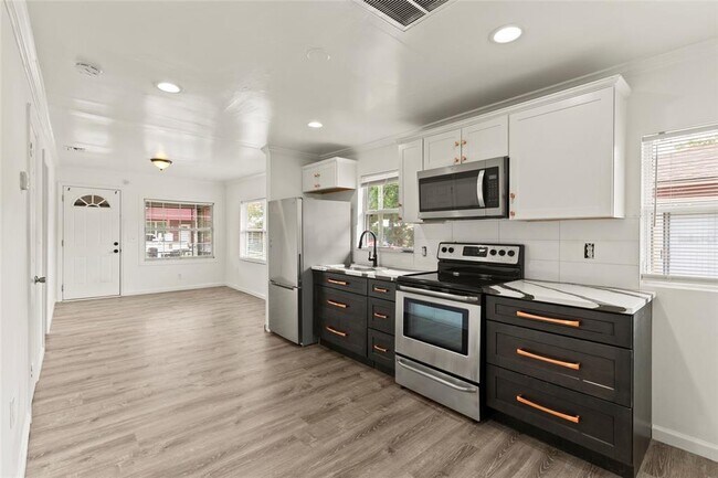 Building Photo - 1605 E 29th Ave