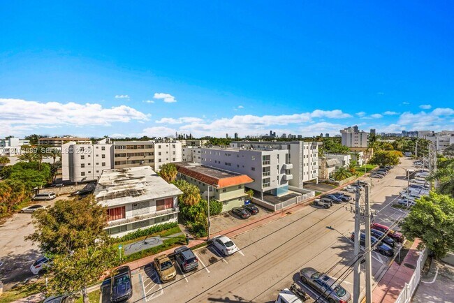 Building Photo - 2016 Bay Dr