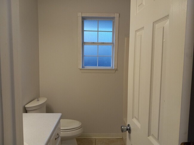 Building Photo - Large 3/2 Family Home that is Conveniently located off Blue Angel PKWY