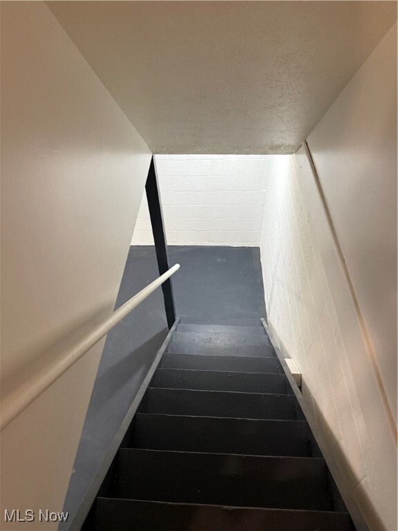 Building Photo - 195 Surrey Ln