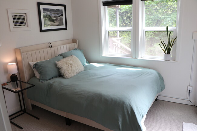 Basement Bedroom - 140 NW Maywood Dr