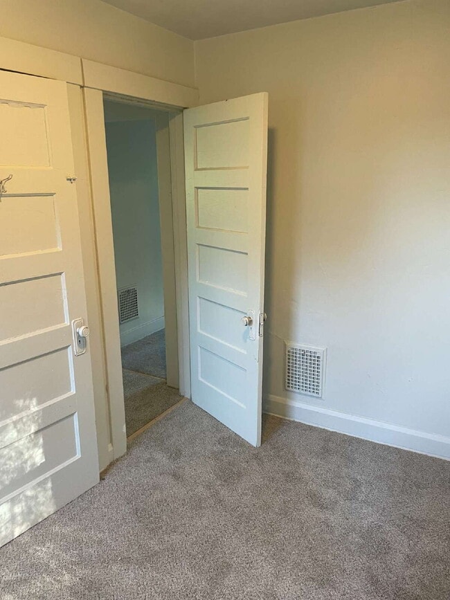 Building Photo - 3 bedroom in quiet part of Clairton Move i...