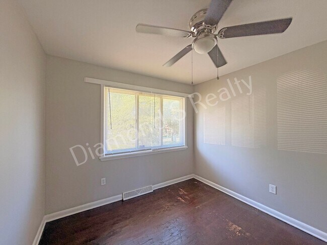 Building Photo - MOVE IN SPECIAL!  Spacious 3 Bed, 2 Bath Home with Large Yard Available!