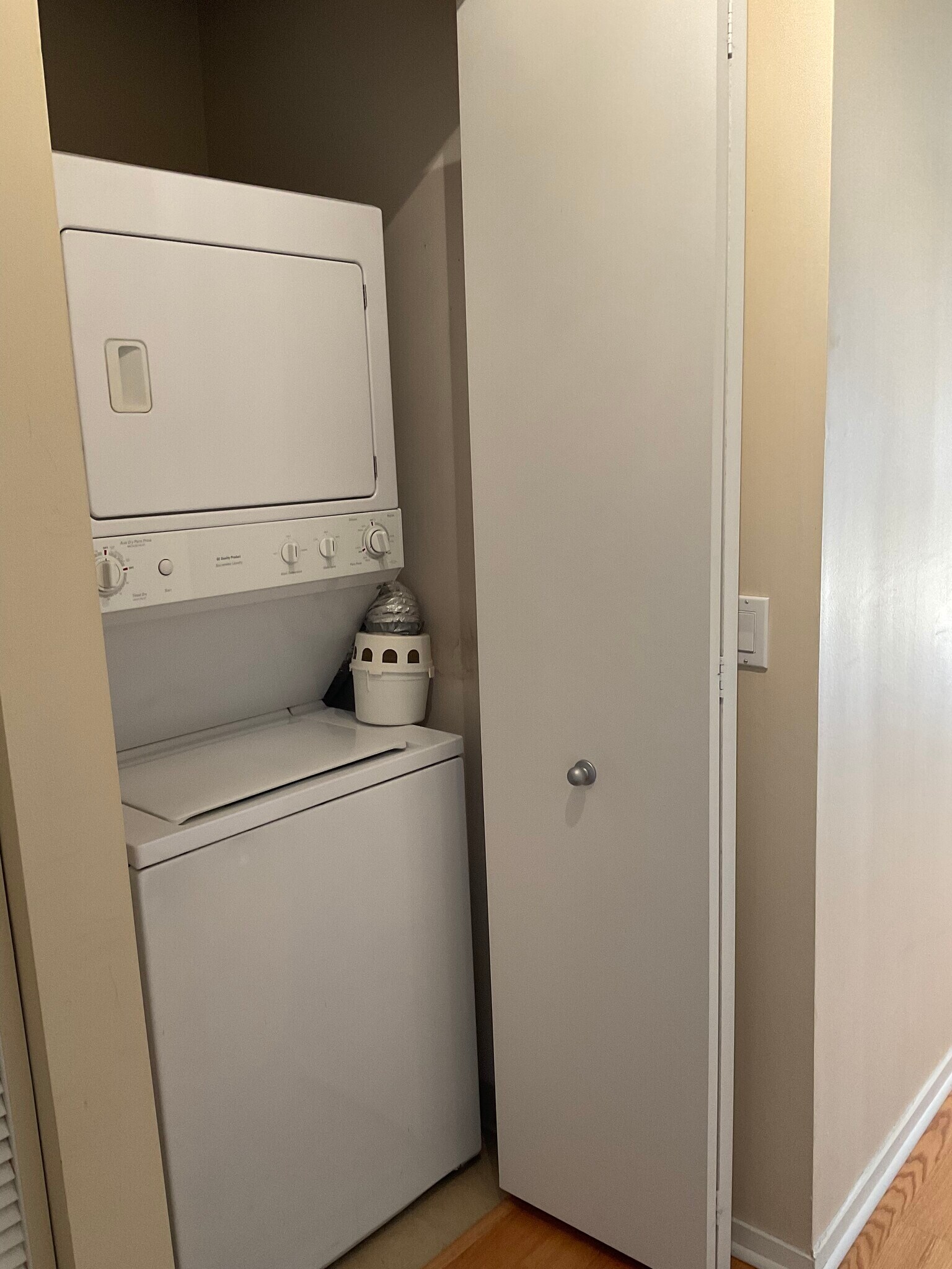 In unit Washer & Dryer - 212 E Cullerton St