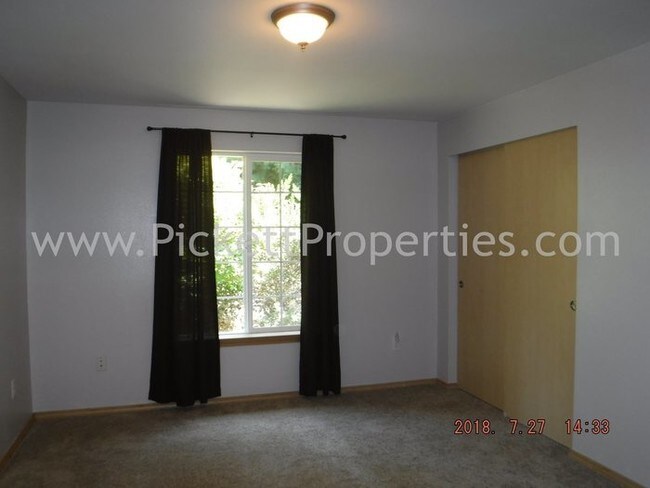 Building Photo - 2709 NE Strand Rd