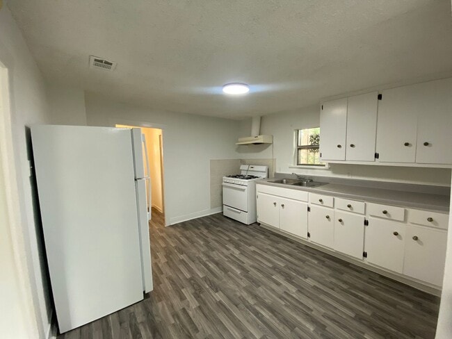 Building Photo - East Austin Bungalow for Rent