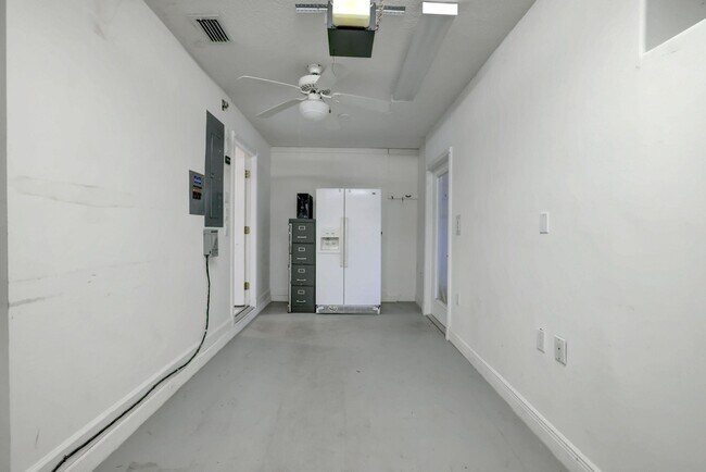 Building Photo - 8028 Plantation Lakes Dr
