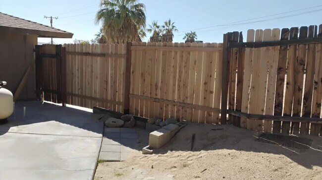 Building Photo - Pool Home in 29 Palms