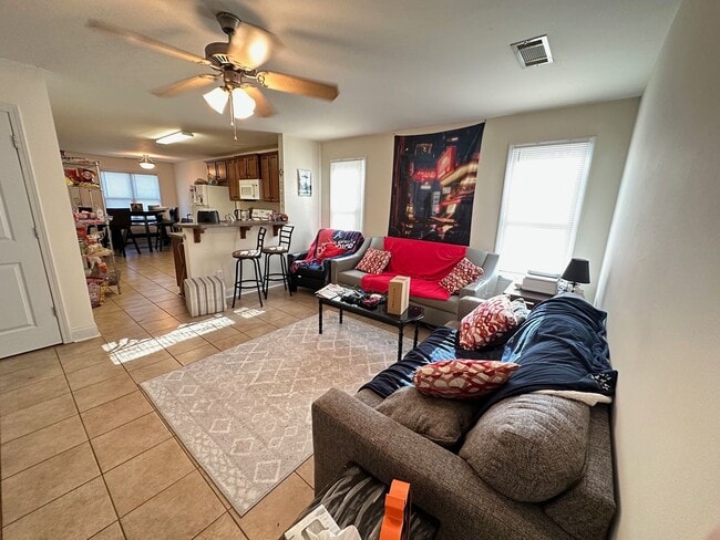 Building Photo - Five Bedroom Near Downtown Available for P...