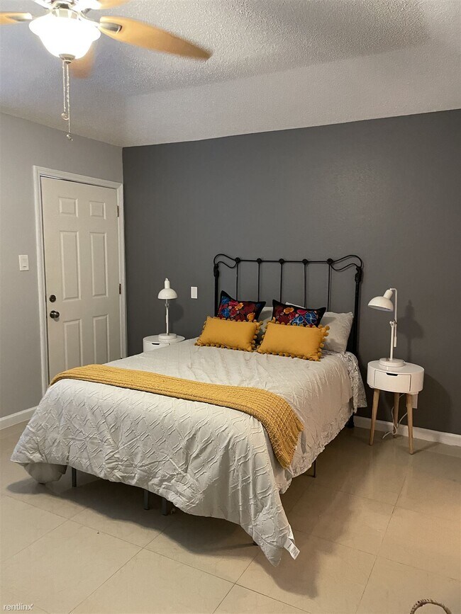 Building Photo - 2 br, 2 bath Duplex - 6251 Camelot Drive