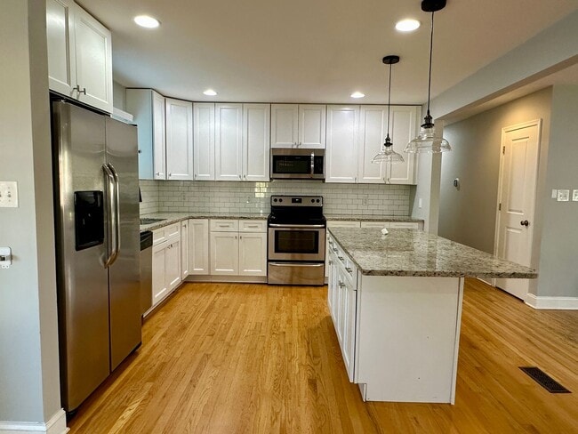 Building Photo - 5 Bedrooms 3 Bathrooms! Parking! Pets Welc...