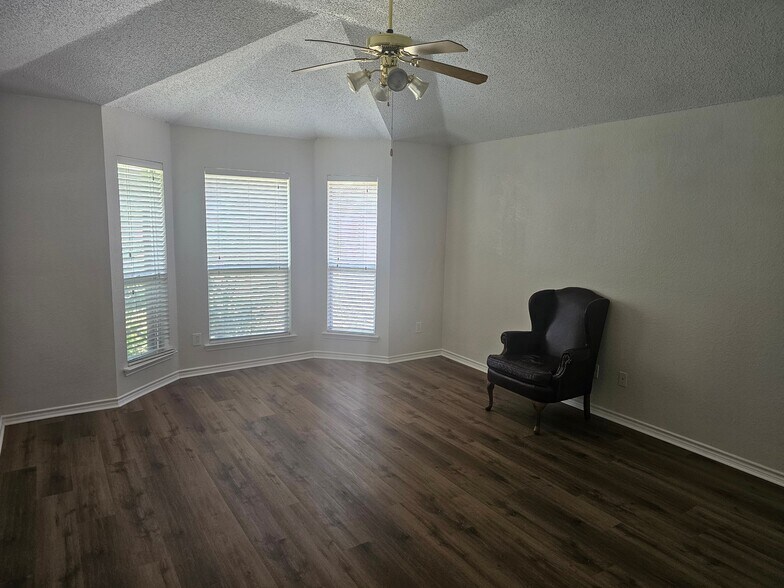 Building Photo - 3703 Blossom Dr