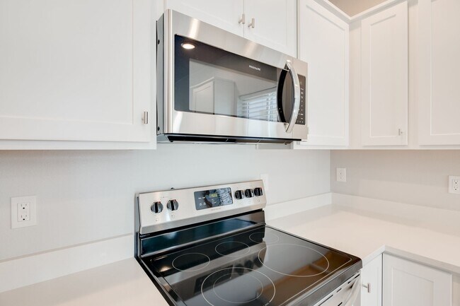 Building Photo - This gorgeous 3 bedroom, 2.5 bath townhome is 1440 square feet of HOME!