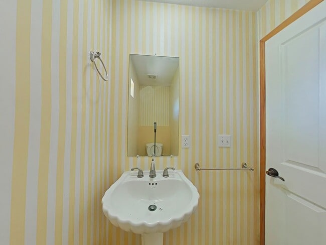 Building Photo - 3 Bedroom House ~ Close to Campus