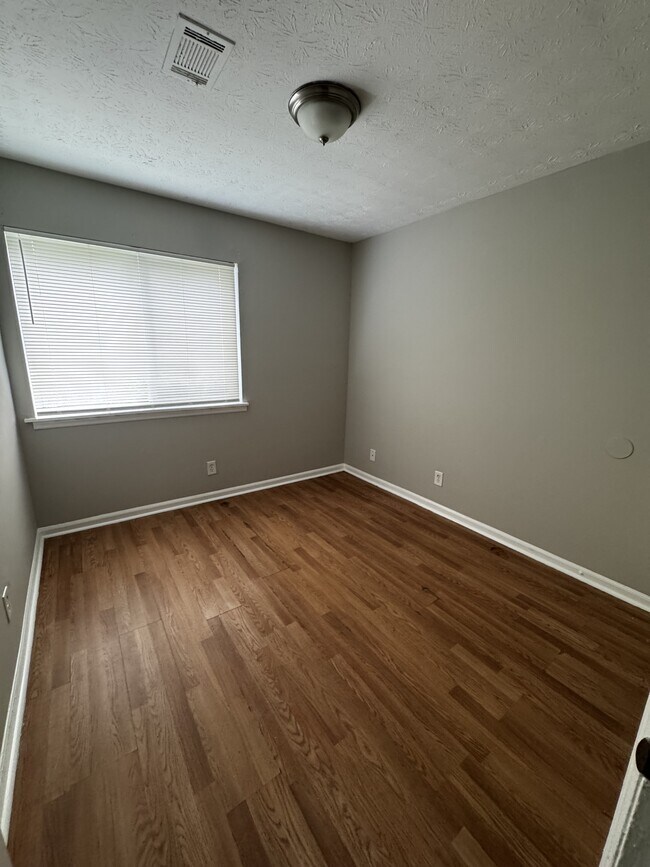 Building Photo - 8566 Creekwood Way