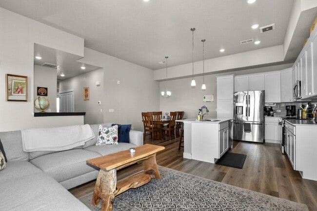 Building Photo - 6826 School House Dr